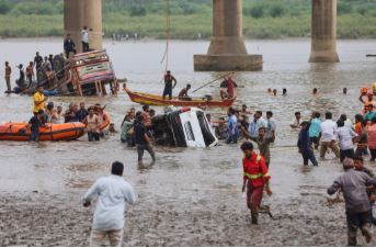 मुंबई में आई भीषण बाढ़ को हुए 20 साल: 450 लोगों की हुई थी मौत, दमकलकर्मियों ने फरिश्ते बनकर बचाई थी लोगों की जान